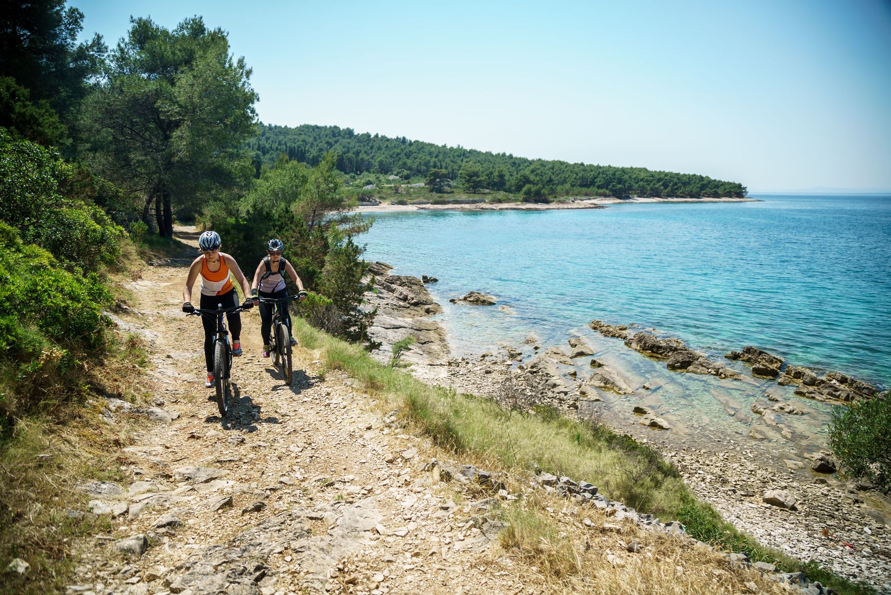 Cyclistes sur une piste cyclable en bord de mer, itinéraire Vélodyssée au Bassin d'Arcachon